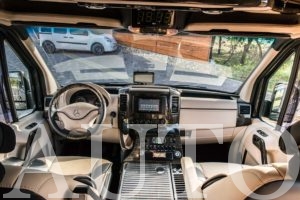 Обшивка торпедо в персональном автобусе компании GT-Auto марки Mercedes Sprinter GT-Bus - DSC_1276.jpg